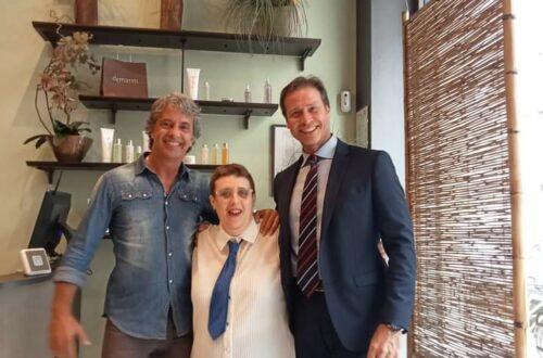 La scrittrice Maria Patavia con Pasquale Finicelli e Luciano De Marini, due dei componenti della famosa band Beehive protagonista della serie tv KissMeLicia